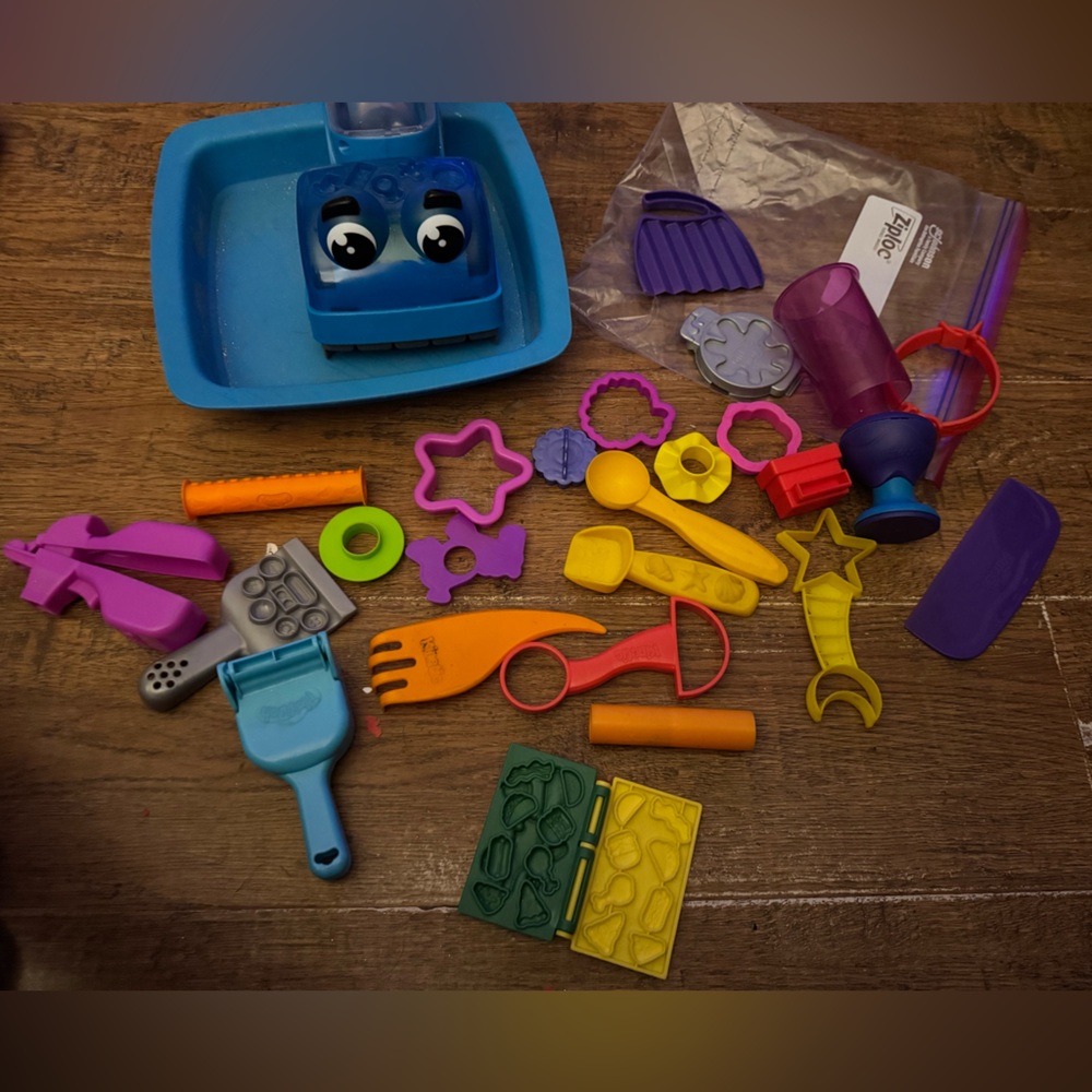 Playdoh mini vacuum & accessories plus kinetic sand accessories